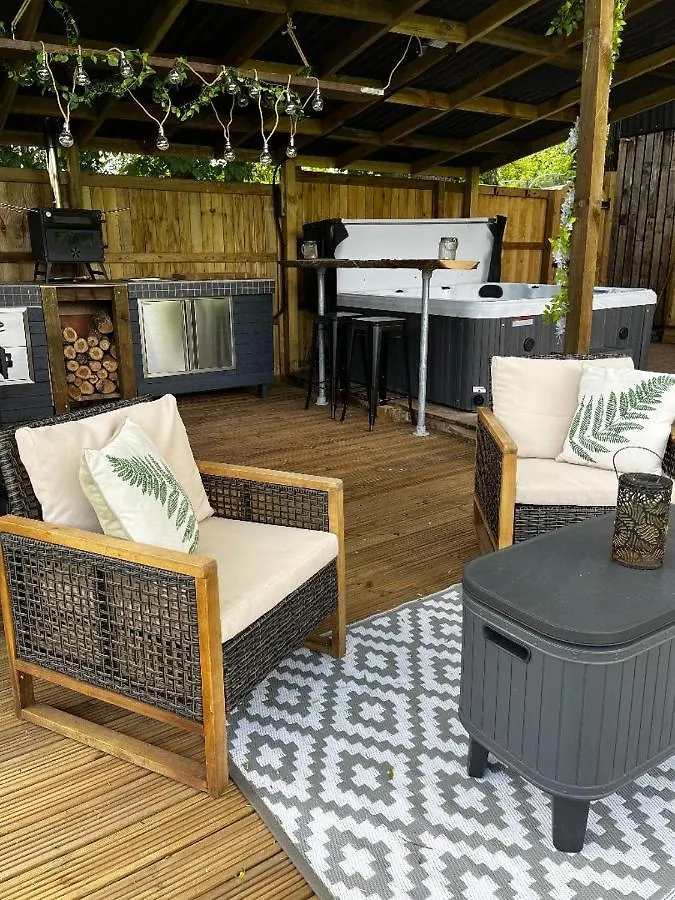 Lynbrook Haybarn, Cabin, Outdoor Kitchen And Hot Tubs Apartment Ringwood